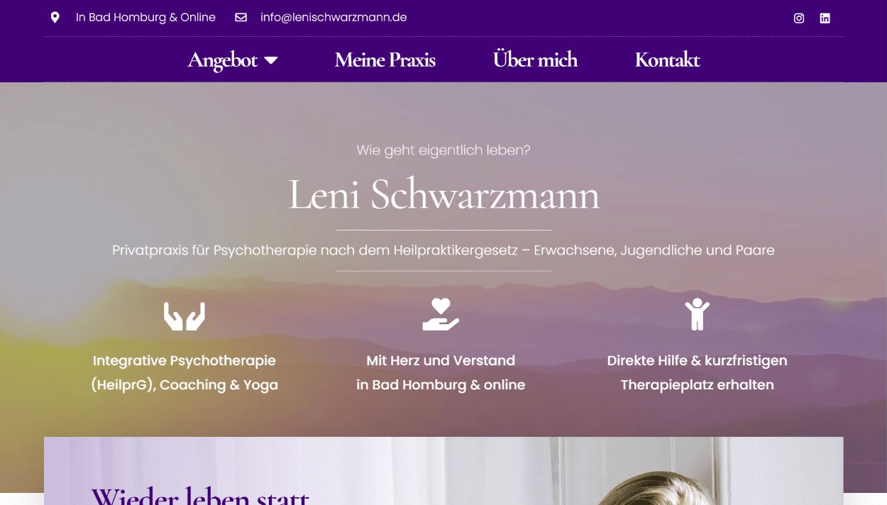 Lenis Website: violette Gestaltung und Berglandschaft auf der Startseite